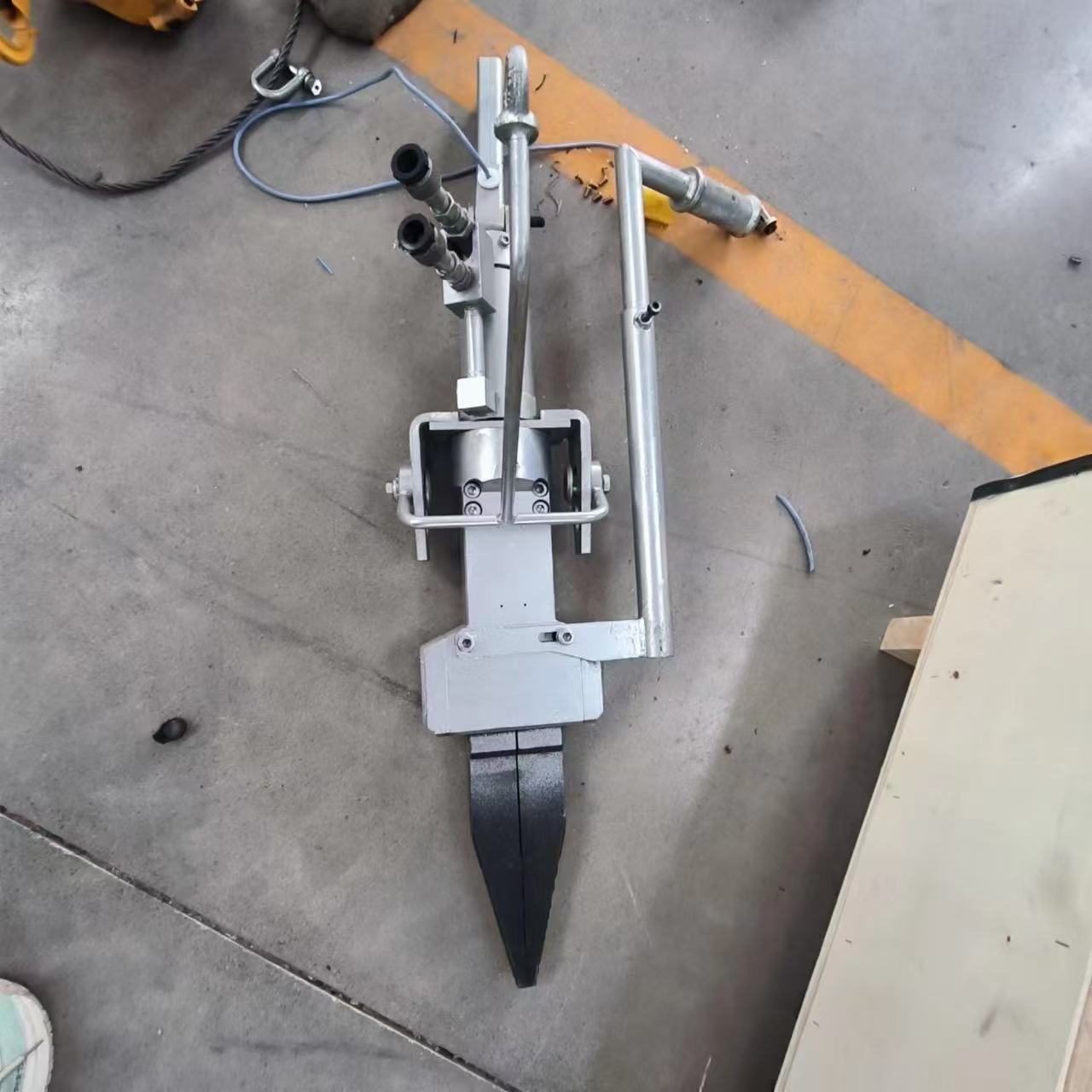 Casting sprue separator